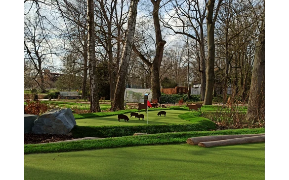 Die Adventuregolfanlage im Kurpark Bad Sassendorf zeigt das Thema Landwirtschaft und Viehzucht im Kreis Soest, verbaut sind außerdem Materialien wie Holz und Grünsandstein aus dem Kreis Soest.