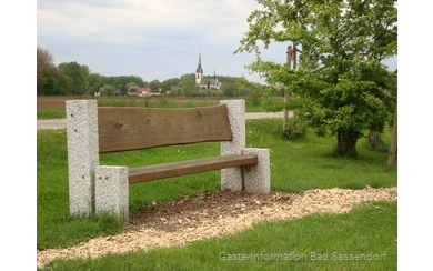 Wandern macht Spaß und bringt in Bewegung. Zwischendurch sollten Sie aber auch an Entspannung denken. Kleine Pausenstationen entlang der Wanderwege laden zum Verweilen ein.