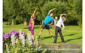 Fit im Kurpark, Yoga am Gradierwerk oder Qi Gong am Gradierwerk - probieren Sie die neuen "Gesund im Kurpark"-Angebote aus!