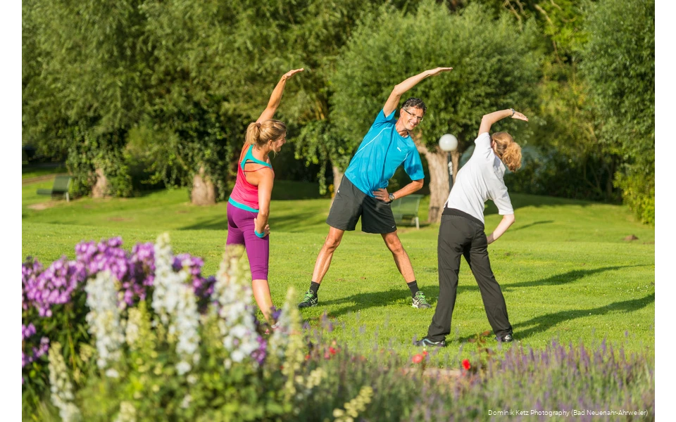 Fit im Kurpark, Yoga am Gradierwerk oder Qi Gong am Gradierwerk - probieren Sie die neuen "Gesund im Kurpark"-Angebote aus!