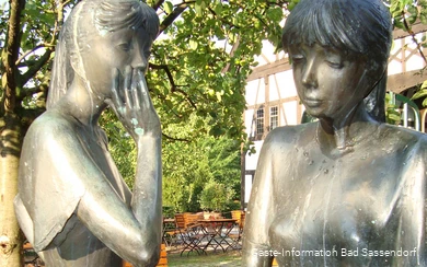 Was die beiden Mädchen sich wohl zuflüstern? Vielleicht wie hübsch der Kurpark anzusehen ist mit seinen verschiedenen Themengärten und den vielen kleinen Skulpturen.