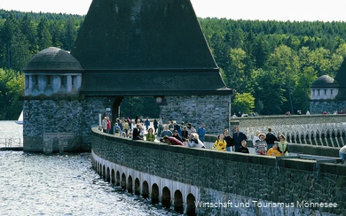 Mit 40 km Seeufer ist der Möhnesee ein ideales Ziel zum Schwimmen, Segeln und Surfen – kurz: zum Erholen, mit dem Rad über die Pengel-Anton-Route ohne große Steigungen zu erreichen..